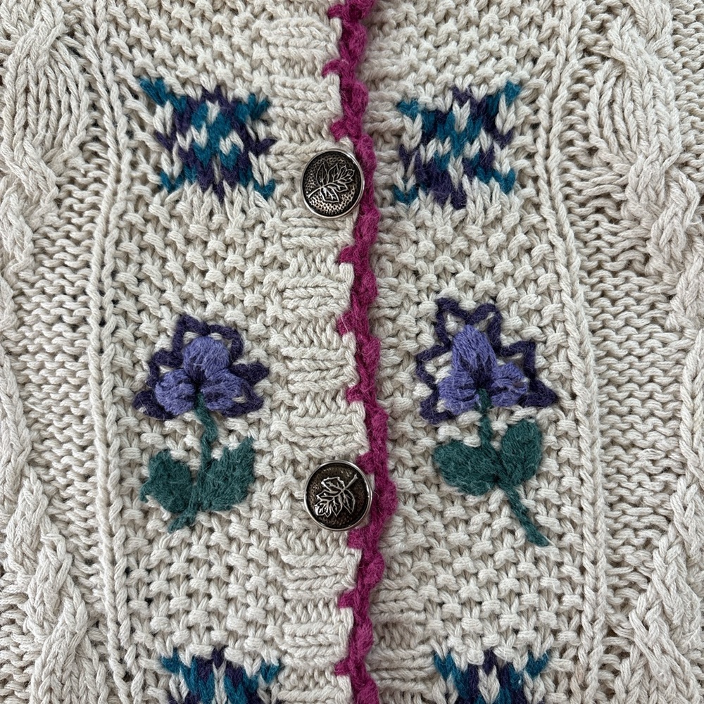 Woolrich Women's White/Cream Small Embroidered Floral Knit Sweater vintage - Picture 4 of 7